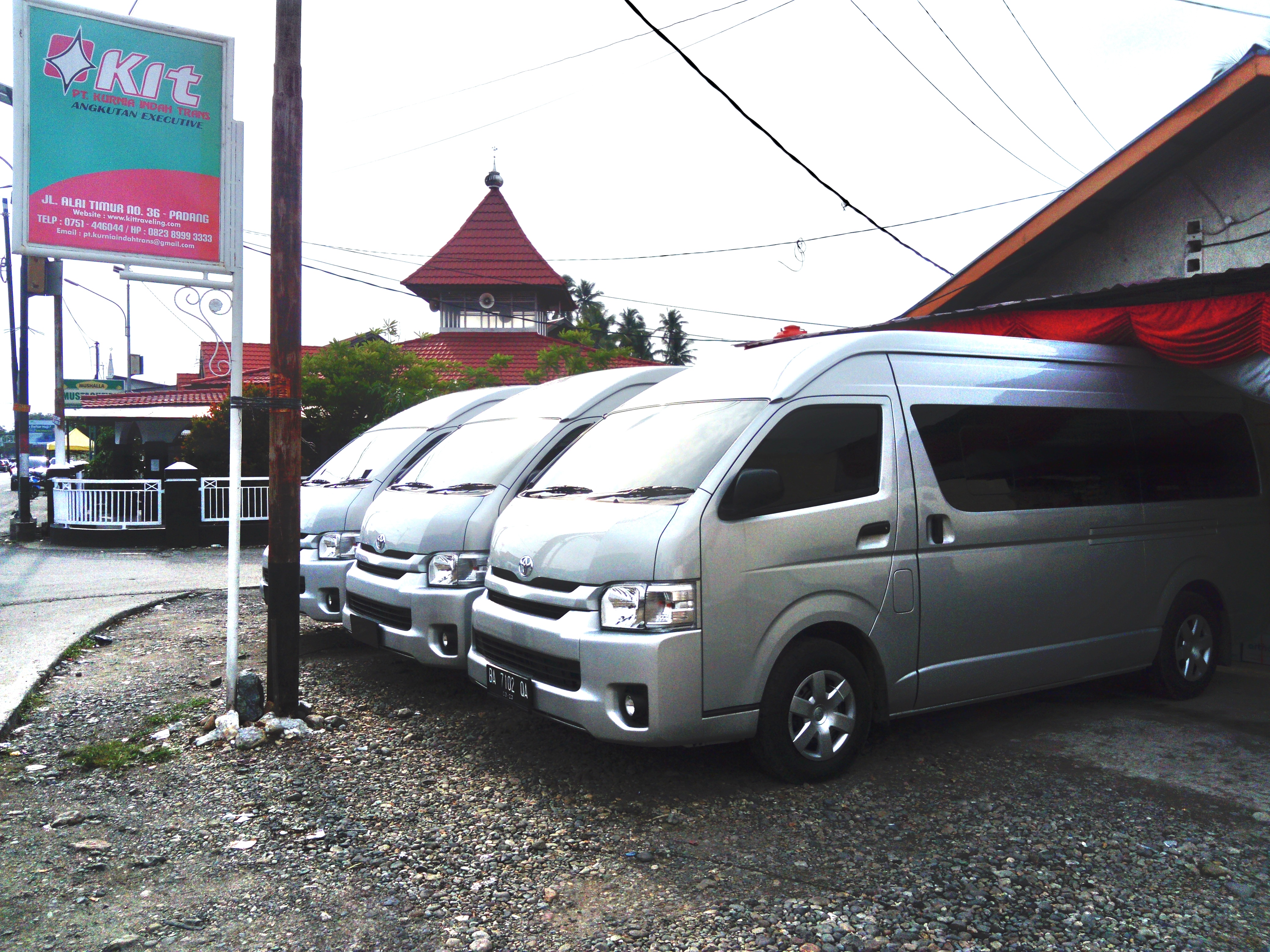 keuntungan-menyewa-hiace-di-padang--0811-66-4461